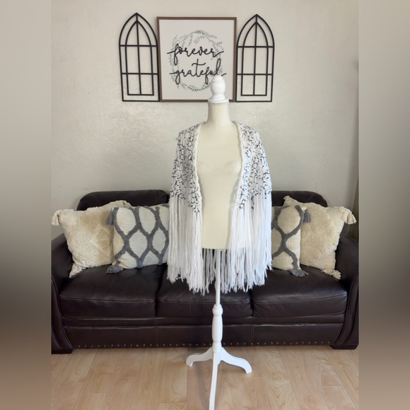 Beautiful Handmade White & Black Crochet Fringe Cover Shawl Floral One Size - Picture 8 of 10